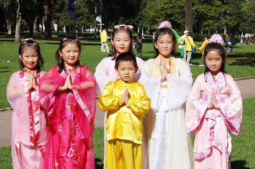 法轮功小弟子们向李洪志师父恭祝生日快乐