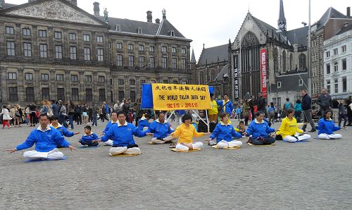 法轮功学员在阿姆斯特丹王宫前达姆广场集体炼功