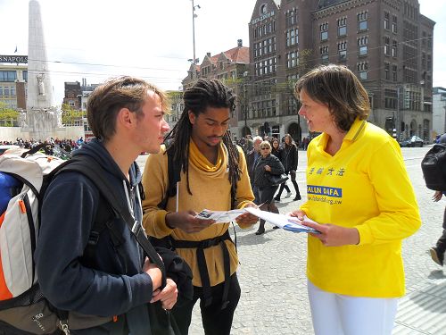 阿姆斯特丹王宫前达姆广场上，游客签名支持法轮功反迫害