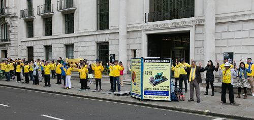 图1-2：二零一五年五月九日，庆祝“世界法轮大法日”的英国法轮功学员在伦敦中使馆前集体炼功、和平反迫害
