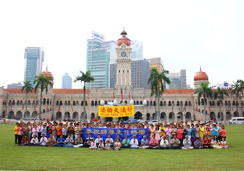 马来西亚中部和首都吉隆坡法轮功学员在吉隆坡独立广场恭祝师尊生日快乐！