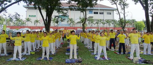 法轮功学员在吉隆坡蒂蒂旺莎湖滨公园举行集体炼功，把法轮大法的美好带给民众。