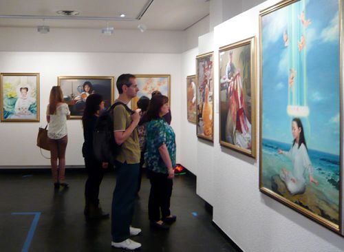 图1-3：真善忍美展在西班牙Guadarajara市文化中心举办