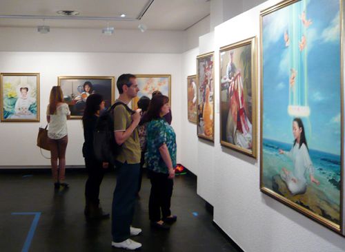 图1-3:真善忍美展在西班牙Guadarajara市文化中心举办