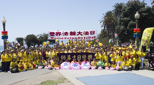 来自大洛杉矶地区的数百名法轮功学员和家属在圣莫妮卡码头隆重庆祝世界法轮大法日，恭祝师尊生日快乐。