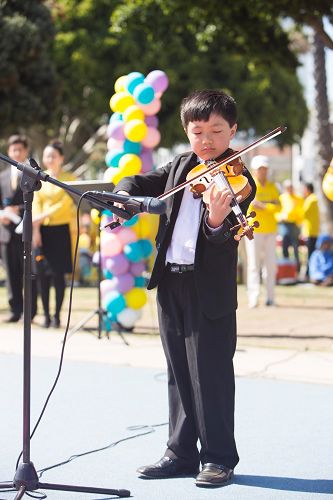 小弟子演奏小提琴