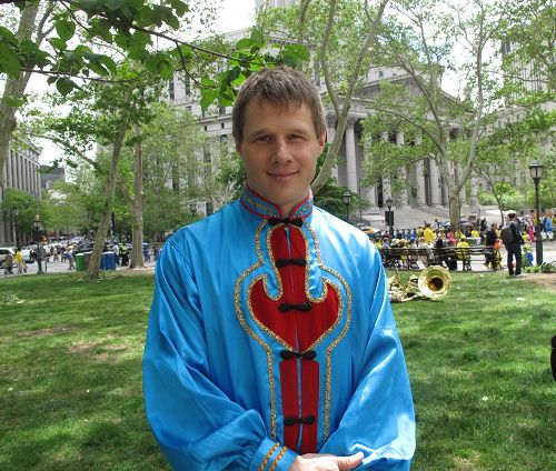 图10：二零一五年五月十三日，德国法轮功学员彼得在纽约曼哈顿的富丽广场参加了法轮功功法表演和舞龙
