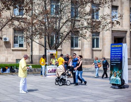 保加利亚法轮功学员在图书馆门口传播真相