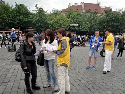 在布拉格老城广场学员向游客介绍法轮功真相