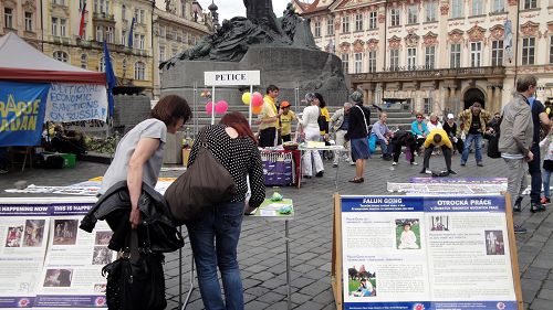 在布拉格老城广场 游客签名支持法轮功反迫害