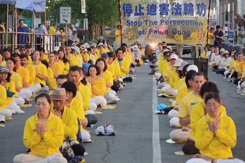 图1-2：法轮功学员在纽约中领馆前抗议中共迫害