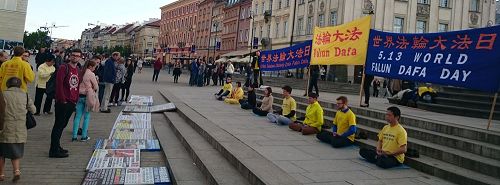 波兰学员在老城广场集体炼功向民众展示法轮功功法