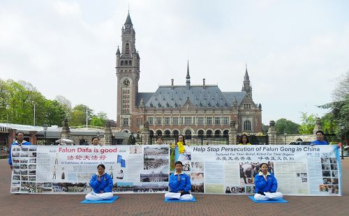 图1：荷兰学员来到荷兰行政首都海牙国际法庭门前弘法
