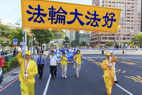 二零一五年五月二日下午，来自南台湾的二千多名法轮功学员于高雄市举办声援二亿人退党游行。
