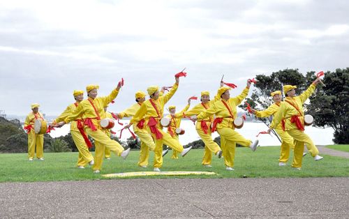 法轮功学员组成的腰鼓队以精彩的表演庆祝法轮大法日