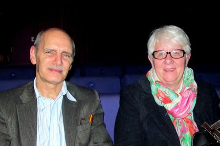 图4：曼彻斯特朗敦学院（Langdon College）校长克里斯托弗•梅赫（Christopher Mayho）先生和太太一起观看了四月一日在洛瑞剧院的神韵演出。