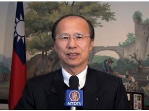 图10：台湾驻法国代表吕庆龙先生已经是第八次观赏神韵
