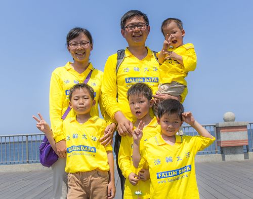 高雄荣总著名的泌尿外科医师袁伦祥夫妇和四位可爱的儿子都修炼法轮功，太太蕙如说：“‘真善忍’准则是教育孩子的法宝。”