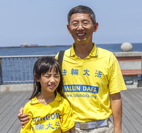 修炼大法十八年的高苑工商电机电子资讯教师杜世雄，修炼后身心变化很大，他说：“修大法人人都能从中受益，由衷感谢师父慈悲救度。”