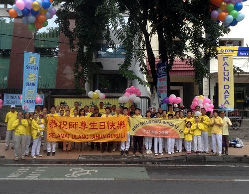 印尼泗水法轮功学员庆祝法轮大法日