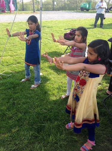 三个印度族裔的小女孩认真的学炼第一套功法