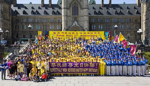 法轮功学员在加拿大国会山前举行庆典，庆祝法轮大法弘传世界二十三周年。