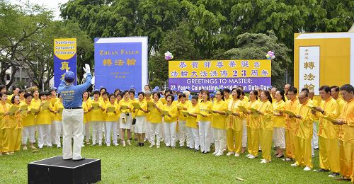 新加坡法轮功学员合唱《普天同庆》等五首歌曲，与民众共庆世界法轮大法日。