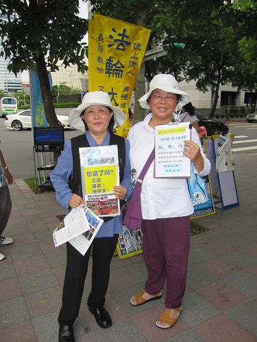 图10：法轮功学员王双妹（左）马瑞珍（右） 天天到台北市国父纪念馆，日以继夜风雨无阻向广大中国游客讲真相劝三退