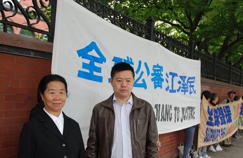 多伦多法轮功学员郑治（右，左边是他母亲）全家老少三代控告江泽民以及江泽民集团对法轮功的迫害。