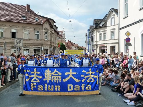 法轮功学员参加德国中北部城市比勒费尔德(Bielefeld)文化嘉年华大游行
