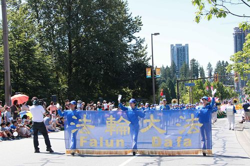 图1-4：温哥华市法轮功学员参加了，高贵林市 “泰迪熊节”游行，受到沿途民众热烈欢迎。