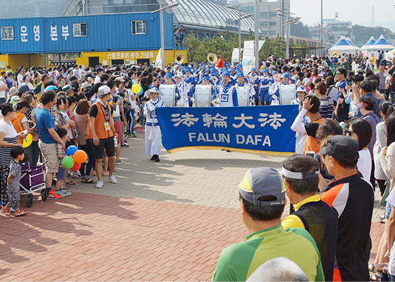 韩国港湾庆典　法轮功团体受欢迎