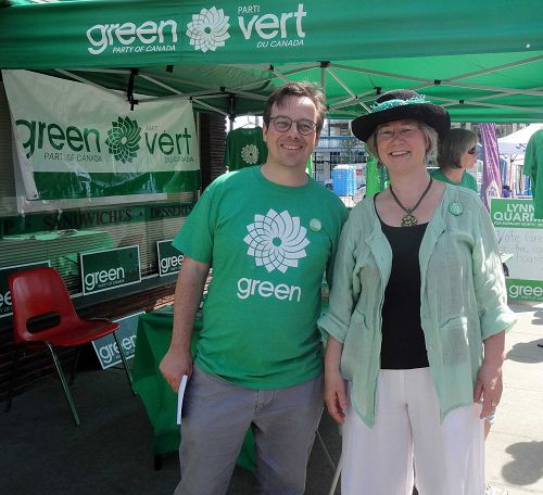 图6：Lynne Quarmby 女士是绿党北本拿比国会议员候选人（右），Tyler Russell 先生是现代亚洲艺术温哥华国际中心的执行总监（左）。
