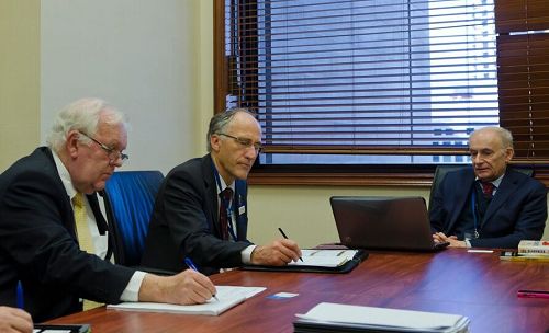 大卫•麦塔斯先生（右）向西澳议员们介绍对中共活摘器官的调查