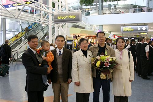 图：经历迫害的和三普从中国大陆辗转来到新西兰与家人团聚。图为和三普（右二）刚抵达新西兰机场与家人合影。
