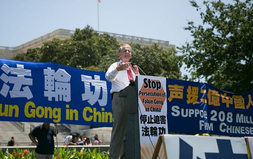 德州国会众议员特德·坡(Rep. Ted Poe) 二零一五年七月十六日在法轮功学员于美国首都华盛顿国会山西草坪的集会上演讲