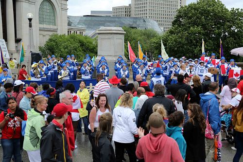 二零一五年加拿大国庆日，天国乐团的精彩演奏吸引了国会山前的观众