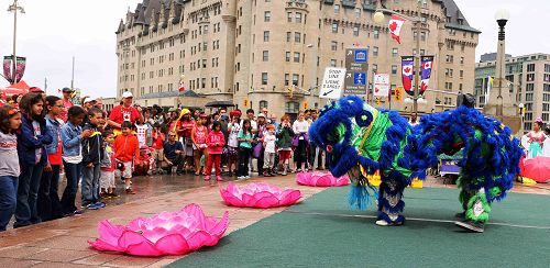 二零一五年加拿大国庆日，法轮功学员表演舞狮，与民众分享节日快乐
