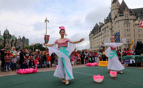 二零一五年加拿大国庆日，法轮功学员表演舞蹈，与民众分享节日快乐