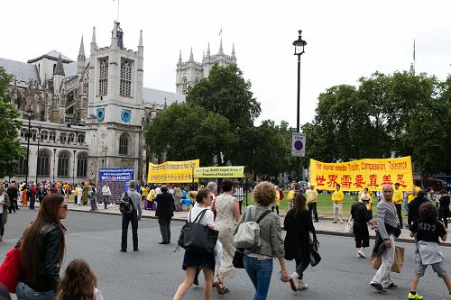 图1：七月十五日，法轮功学员在英国会大厦前举办活动，传播真相。呼吁制止迫害。