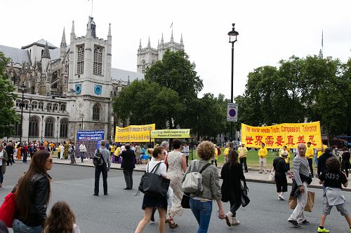 2015-7-20-minghui-falun-gong-uk1--ss.jpg