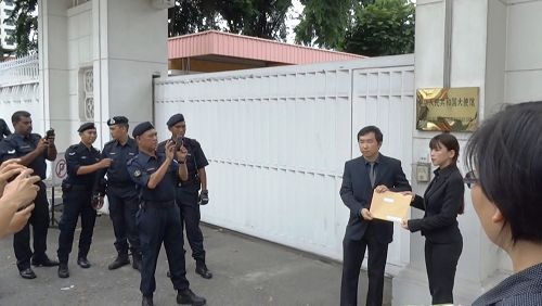 图3：法轮功学员代表到中共驻马大使馆递交抗议信，引起了许多官员的关注。
