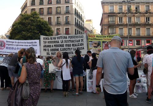 图4-7：西班牙法轮功学员在马德里市中心声援全球诉江大潮