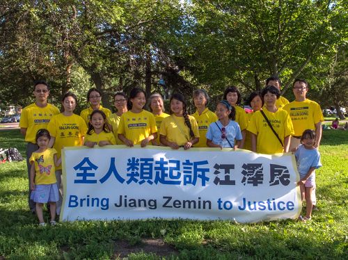 图：明州法轮功学员声援中国民众控告迫害元凶江泽民