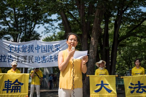 图5：曾在中国遭受迫害的法轮功学员姚四萍在集会上以亲身经历控诉江泽民的罪行。
