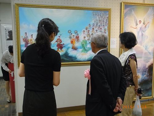图1-3：“真善忍国际美术展”于二零一五年七月十三日至二十日，在日本静冈县静冈市最繁华商业区的市民展厅展出。