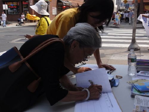 80多岁的甘阿姨是多年前从浙江温州来的。她认真地听了几位阿姨的发言后，去退党义工那里为已经过世的丈夫填写了退党声明