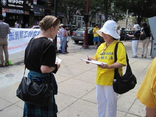 费城艺术家研究者Shannon女士了解真相后，欣然在诉江联署表上签名并表示，“江不可以压制自己国家人民的修炼信仰自由”