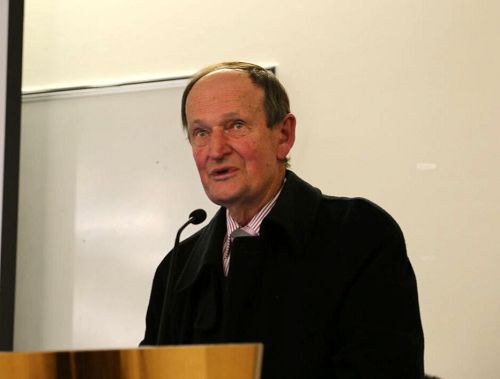 Holdfast Bay前任市长罗兰德医生(Ken Rollond)表示:“医生的职责是救护生命,不应该参与到为获取器官而谋杀他人生命的罪行中。”