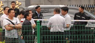 6月19日，三河市政法委书记崔浩泉来到现场，前排崔浩泉（左二）、刘学文（右三）、国立臣（右二）